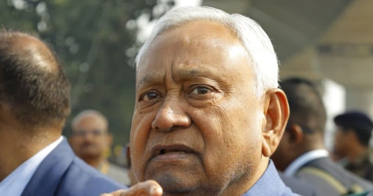 बिहार की राजनीति में इस बार कहानी उलटी है... पास आने की नहीं, दूर जाने की है!