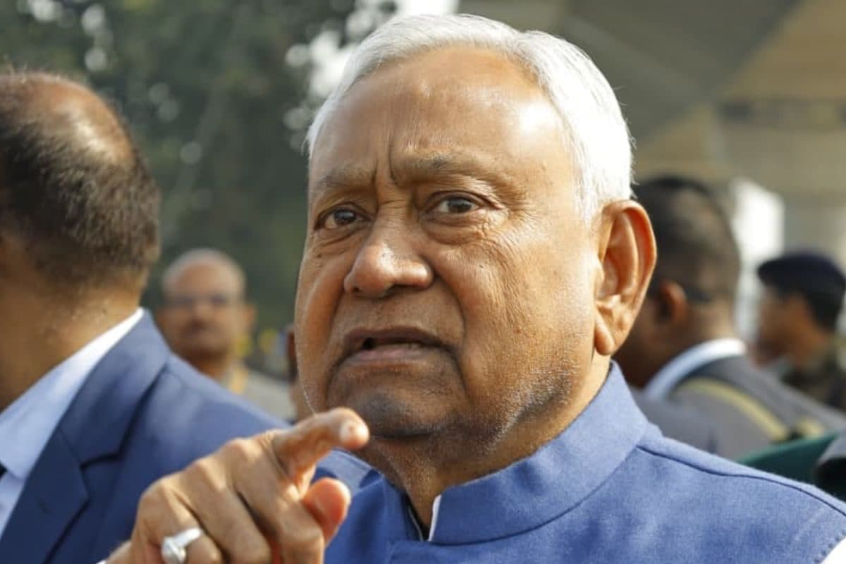 बिहार की राजनीति में इस बार कहानी उलटी है पास आने की नहीं दूर जाने की!