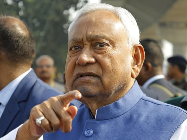 बिहार की राजनीति में इस बार कहानी उलटी है... पास आने की नहीं, दूर जाने की है!