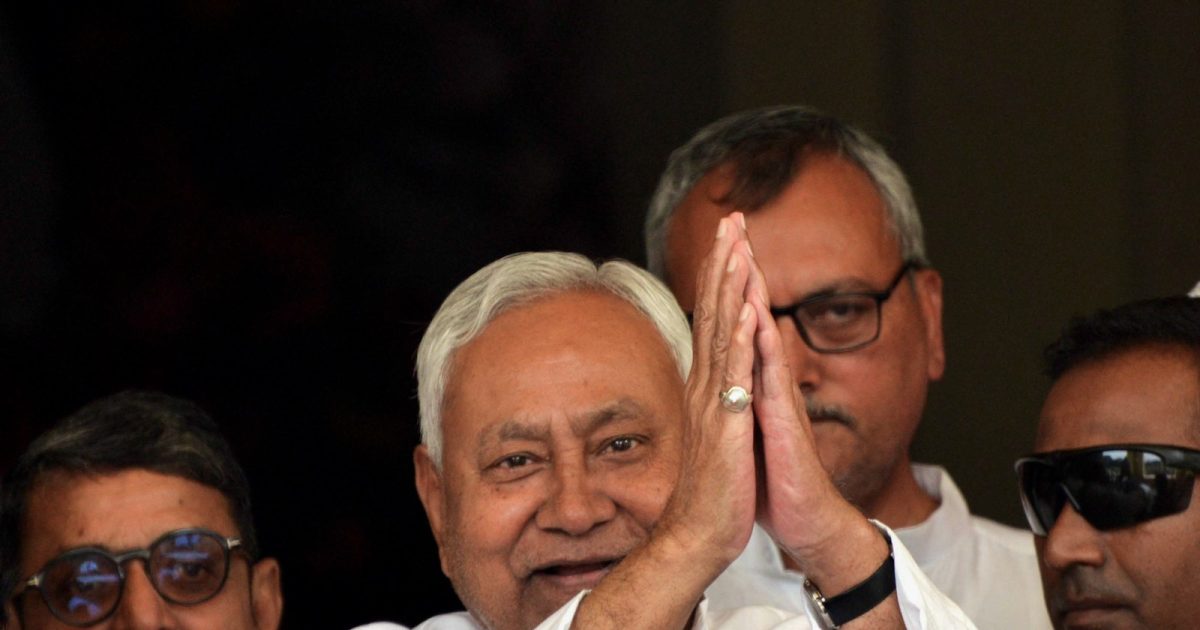 बस 300 मीटर ही तो पैदल चले थे नीतीश... बिहार में सत्ता की कहानी उलट-पलट हो गई!