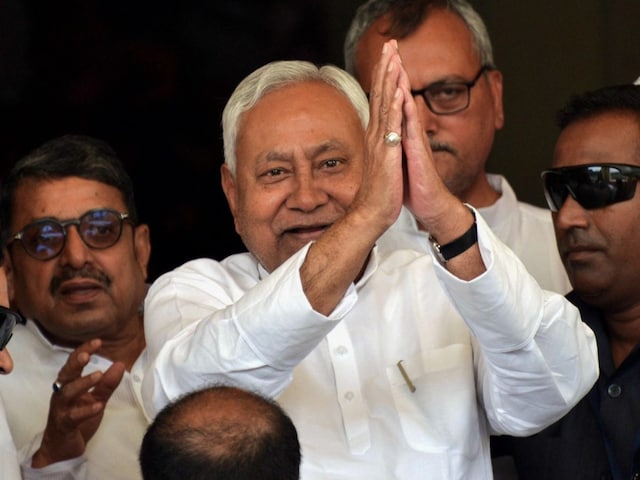 बस 300 मीटर ही तो पैदल चले थे नीतीश...बिहार में सत्ता की कहानी उलट-पलट हो गई!