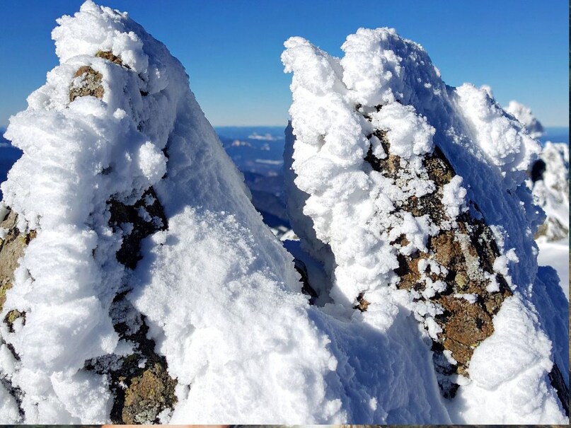 इन जगहों पर आप नोर्वे जैसे दूर तक बर्फीली वादियों का नजारा देख सकते हैं. अरुणाचल प्रदेश की दिबांग घाटी और हिमाचल प्रदेश के नरकंडा व लाहौल स्पिती घाटी जैसे लोकप्रिय पर्यटन स्थल नॉर्वे से काफी मिलते-जुलते हैं. यही वजह है कि इन्हें अक्सर भारत का नॉर्वे कहा जाता है. हर जगह की अपनी अलग पहचान है, लेकिन सर्दियों में इन सभी की जादुई खूबसूरती उत्तरी यूरोप की याद दिला देती है. इन जगहों पर आप नोर्वे जैसे दूर तक बर्फीली वादियों का नजारा देख सकते हैं. अरुणाचल प्रदेश की दिबांग घाटी और हिमाचल प्रदेश के नरकंडा व लाहौल स्पिती घाटी जैसे लोकप्रिय पर्यटन स्थल नॉर्वे से काफी मिलते-जुलते हैं. यही वजह है कि इन्हें अक्सर भारत का नॉर्वे कहा जाता है. हर जगह की अपनी अलग पहचान है, लेकिन सर्दियों में इन सभी की जादुई खूबसूरती उत्तरी यूरोप की याद दिला देती है.