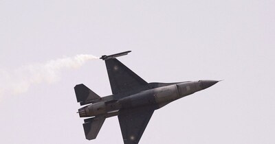 पाकिस्तान मिलि‍ट्री डे परेड के दौरान उड़ान भरता चीनी JF-17 जेट (File Photo : Reuters)
