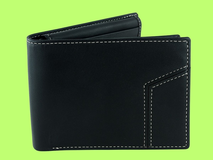 पर्स: वास्तु के अनुसार, जब हम पर्स उपहार के तौर पर देते हैं तो स व्यक्ति के पास हमारे धन से जुड़े योग-संयोग भी ट्रांसफर हो सकती है. पर्स हमारी आर्थिक स्थिति का प्रतिनिधित्व करता है. ऐसे में हमारे पास जो धन आने वाला होता है वह पर्स में उपहार देने से उस व्यक्ति के पास चला जाता है, जिसके द्वारा पर्स हमें मिला है. (Image- AI) पर्स: वास्तु के अनुसार, जब हम पर्स उपहार के तौर पर देते हैं तो स व्यक्ति के पास हमारे धन से जुड़े योग-संयोग भी ट्रांसफर हो सकती है. पर्स हमारी आर्थिक स्थिति का प्रतिनिधित्व करता है. ऐसे में हमारे पास जो धन आने वाला होता है वह पर्स में उपहार देने से उस व्यक्ति के पास चला जाता है, जिसके द्वारा पर्स हमें मिला है. (Image- AI)