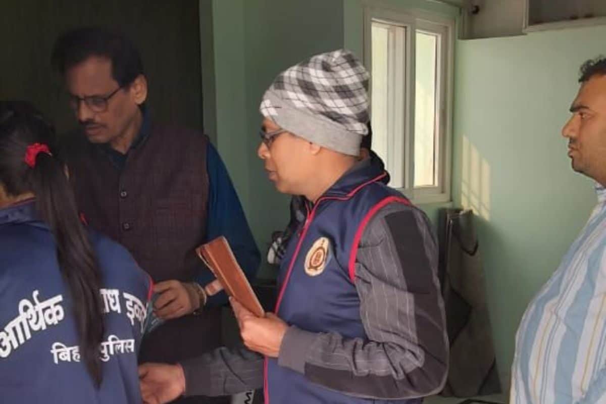 40 लाख कैश, ज्वैलरी, जमीन, पेट्रोल पंप, बैंक अफसर के 6 ठिकानों पर EOU की रेड