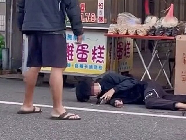 लड़के ने पाला अजगर, मफलर की तरह टांगकर ले जा रहा था साथ, तभी हुआ कुछ ऐसा...