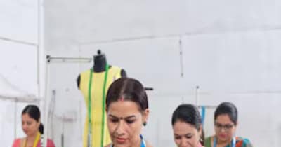 प्रशिक्षण देने वाले नियोक्ताओं का चयन भी पारदर्शी नहीं था.