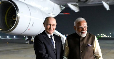 पुतिन जब भारत पहुंचे तो पीएम मोदी ने उनका स्वागत किया.