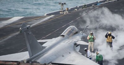 फ्रांस की नौसेना के राफेल M जेट की लैंडिंग के दौरान मिसाइल गिरने का डरावना वीडियो वायरल. (सांकेतिक फोटो US Navy)