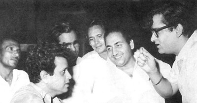 नई दिल्ली. एक छोटे से पंजाबी गांव में जन्मा यह बच्चा सड़कों पर घूमने वाले फकीर की मधुर आवाज से इतना प्रभावित हुआ कि उसकी जिंदगी संगीत की हो गई. फकीर के पीछे-पीछे चलकर, उसकी भक्ति भरी धुनें सुनकर और कभी-कभी नकल उतारकर उसने स्वरों से प्यार कर लिया. परिवार रूढ़िवादी था, संगीत को गुनाह समझता था, मगर उसकी लगन ने सबको जीत लिया. बस यहीं से शुरू हुई एक ऐसी आवाज की यात्रा, जो भारतीय सिनेमा की सबसे अमर धरोहर बनी. इस स्वर ने 11 भारतीय भाषाओं में लगभग 26,000 गाने गाए- हिंदी, पंजाबी, बंगाली, मराठी, गुजराती, तेलुगु, कन्नड़, सिंधी, असमिया और अन्य में. रोमांस की मिठास, दर्द की गहराई, देशभक्ति का जोश, भजन की भक्ति, क़व्वाली का रंग और तेज नृत्य संगीत-हर भाव को इसने अपनी लचीलापन और मिठास से समेट लिया. 