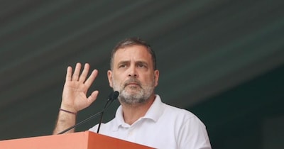 वोट चोर गद्दी छोड़ो रैली में राहुल गांधी ने मोदी–RSS सरकार और चुनाव आयोग पर तीखा हमला बोला. (फोटो X/INC India)