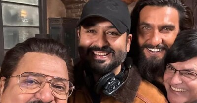 रणवीर सिंह और आदित्य धर के साथ राकेश बेदी. )(फोटो साभारः इंस्टाग्राम @therakeshbedi)