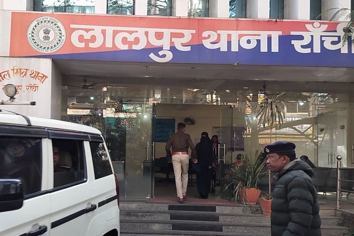 मोबाइल चैट में हथियारों के तस्वीरें कमरे में लटका शवरवि की मौत का राज क्या