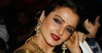 नई दिल्ली: रेखा की लव स्टोरी उस 'राजकुमारी' की कहानी है, जिसे उसका राजकुमार मिलकर भी नहीं मिला. वे करोड़ों दिलों में छाई रहीं, लेकिन जब अपना टूटा दिल लिए एक दूसरे दिल में पनाह ली, तो वह और अकेली पड़ गईं. बॉलीवुड की दिग्गज एक्ट्रेस रेखा की लव स्टोरी एक बार फिर चर्चा में हैं. उनकी दोस्त और फैशन डिजाइनर बीना रमानी ने रेखा की जिंदगी के कुछ अनजाने पहलुओं के बारे में बताया है. उन्होंने अमिताभ बच्चन और रेखा के रोमांस के बारे में खुलकर बताया और बताया कि क्यों रेखा ने दिल्ली के बिजनेसमैन मुकेश अग्रवाल से शादी की थी. (फोटो साभार: IMDb)