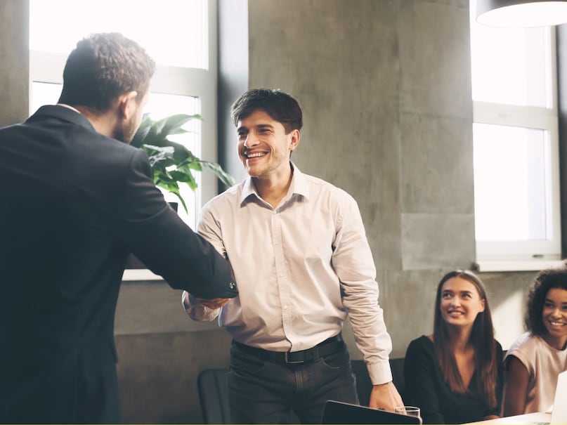  आपके आसपास सिर्फ हां में हां मिलाने वाले ही न हों, बल्कि जो आपकी बातों से असहमत हों, उनकी राय भी सुनें. इससे भरोसा और सुरक्षा का एहसास होता है.  (Image- Canva) 