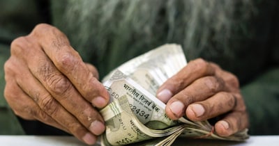 केंद्र ने सरकारी बीमा कंपनियों, आरबीआई कर्मचारियों की सैलरी बढ़ाने का फैसला किया है. 