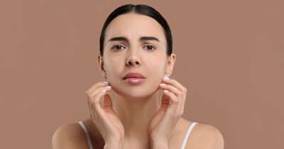 एयर पॉल्यूशन स्किन को रूखा और बेजान कर देता है.