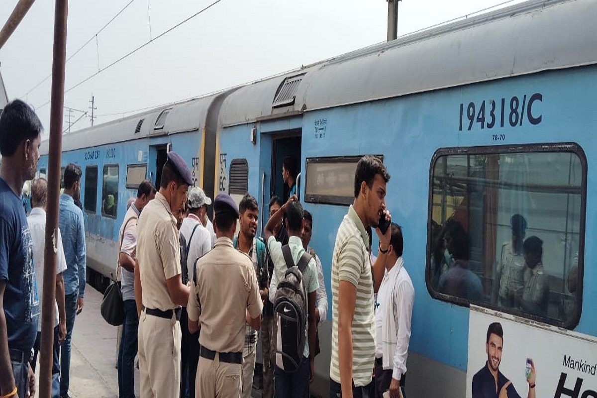 टीटीई ने मांगा टिकट बाबा ने दिखाया ऐसा कागजतुरंत किया प्रणामपर कार्रवाई हुई