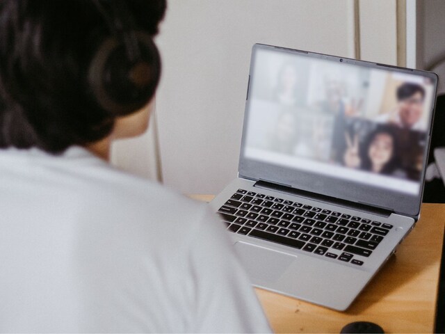 Master was teaching in online class, then student reminded him of marriage anniversary.