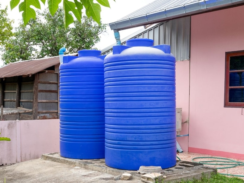 सर्दियों में, बाहर की ओस और ठंडी हवा पानी को सबसे ज़्यादा ठंडा करती है. अगर आपका टैंक खुली छत पर है, तो उसे तिरपाल, लकड़ी के शेड या छोटी टिन की छत से ढक दें. सर्दियों में, बाहर की ओस और ठंडी हवा पानी को सबसे ज़्यादा ठंडा करती है. अगर आपका टैंक खुली छत पर है, तो उसे तिरपाल, लकड़ी के शेड या छोटी टिन की छत से ढक दें.