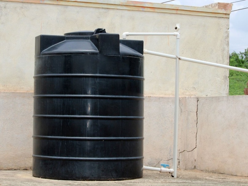 एक और वैज्ञानिक और प्राकृतिक तरीका है. टैंक को काला, गहरा नीला या गहरा भूरा रंग देने से वह धूप को बहुत जल्दी सोख लेता है. गहरे रंग गर्मी बरकरार रखते हैं. दिन भर धूप में रहने के कारण टैंक धीरे-धीरे गर्म होता है. इसके लिए किसी बिजली, बाहरी मदद या अन्य खर्च की ज़रूरत नहीं होती. बस एक बार टैंक को रंग दें और आपका काम हो गया. एक और वैज्ञानिक और प्राकृतिक तरीका है. टैंक को काला, गहरा नीला या गहरा भूरा रंग देने से वह धूप को बहुत जल्दी सोख लेता है. गहरे रंग गर्मी बरकरार रखते हैं. दिन भर धूप में रहने के कारण टैंक धीरे-धीरे गर्म होता है. इसके लिए किसी बिजली, बाहरी मदद या अन्य खर्च की ज़रूरत नहीं होती. बस एक बार टैंक को रंग दें और आपका काम हो गया.