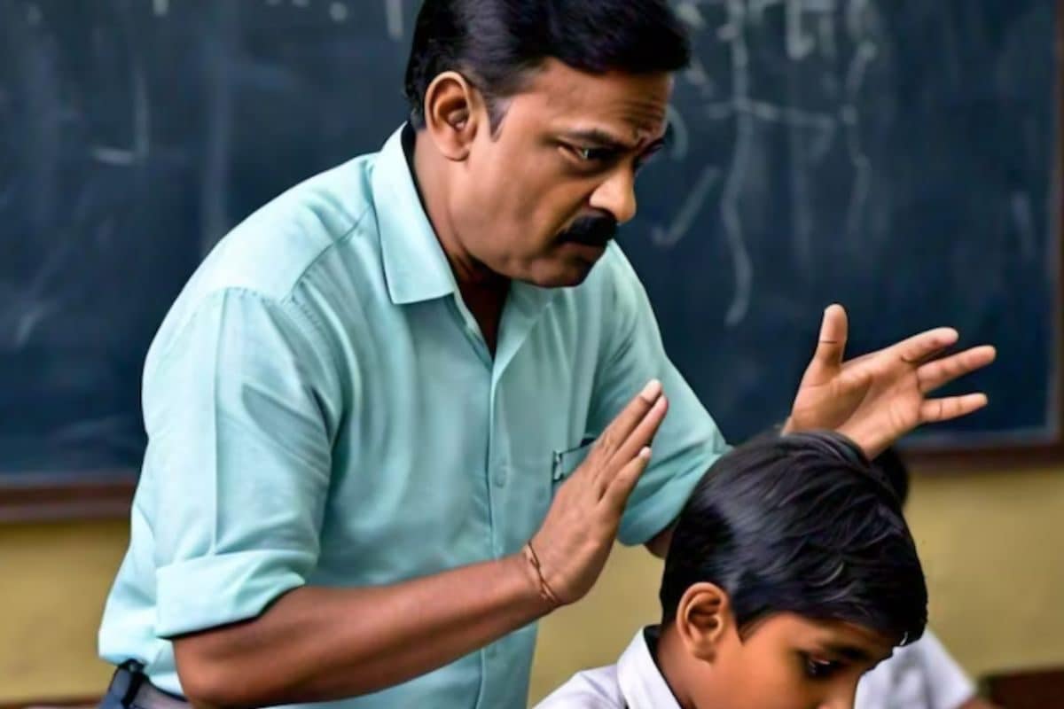 छात्र क्‍लास में कर रहे थे हंसी-मजाक भड़क गया टीचर और डंडा उठा धुन डाला
