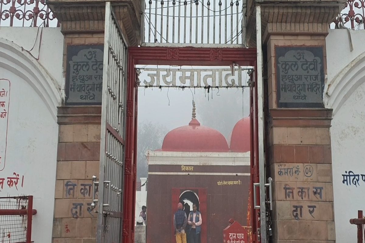 थावे दुर्गा मंदिर में सनसनीखेज चोरी, माता की सोने की मुकुट और आभूषण गायब