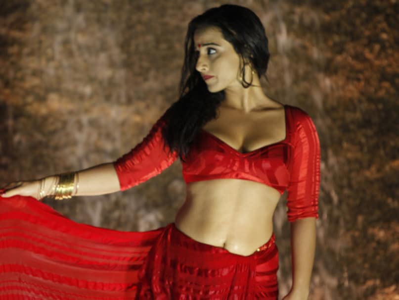 Vidya Balan, Vidya Balan Birthday, Vidya Balan 47th birthday, low budget film became blockbuster, the dirty picture unknown facts, how unlucky labeled heroin known as superstar, why Kangana Ranaut reject the dirty picture , the dirty picture b udget and collection, विद्या बालन, विद्या बालन का बर्थडे, विद्या बालन की फिल्म डर्टी पिक्चर, विद्या बालन ने जब 29 साल बड़े हीरो संग हसीना ने किया रोमांस, द डर्टी पिक्चर का कलेक्शन और बजट