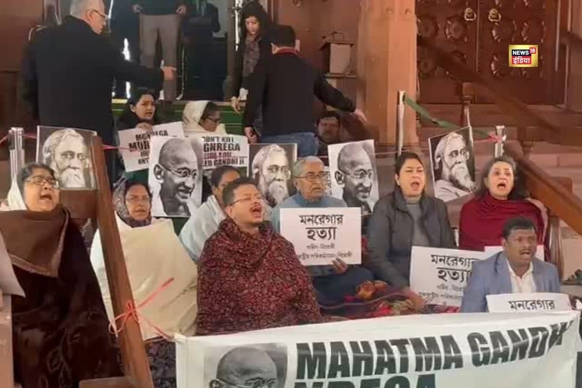 संसद के बाहर TMC के सांसदों ने अपनाया अनोखा तरीका…बैठकर गाया हम होंगे कामयाब