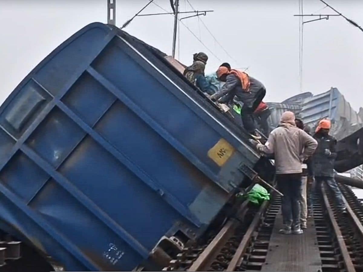 जमुई में भीषण ट्रेन हादसा, मालगाड़ी के 10 डिब्बे पुल से नीचे गिरे, 19 हो गए  बेपटरी - Bihar News