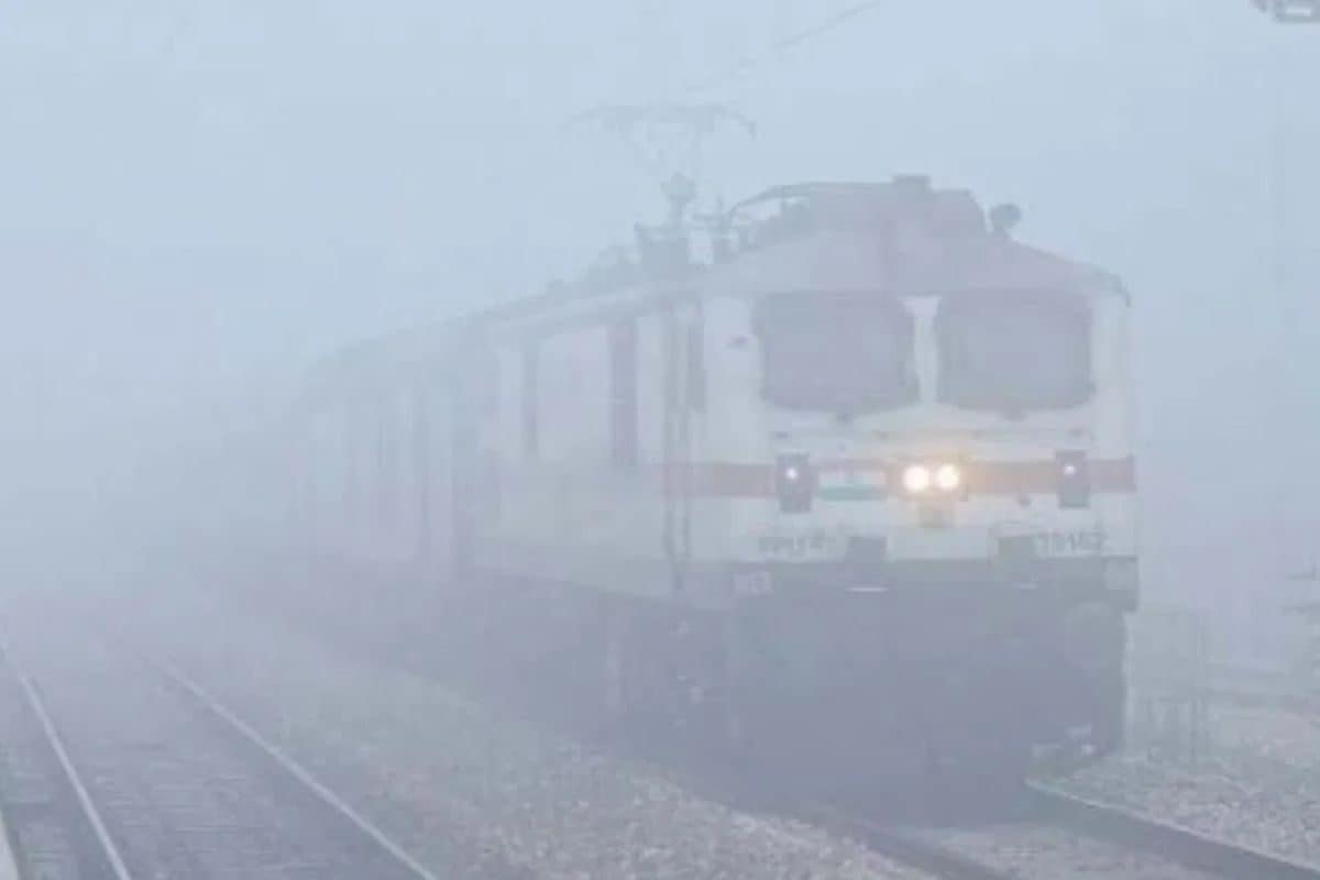 कोहरे की वजह से दिल्‍ली पहुंचने वाली 19 ट्रेनें नौ घंटे तक लेट राजधानी भी