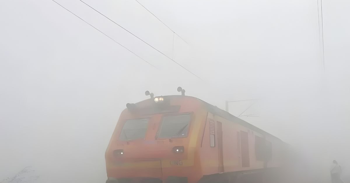 घने कोहरे 100 से ज्‍यादा ट्रेनें सात घंटे तक लेट, यहां देखें ट्रेनों की लिस्‍ट