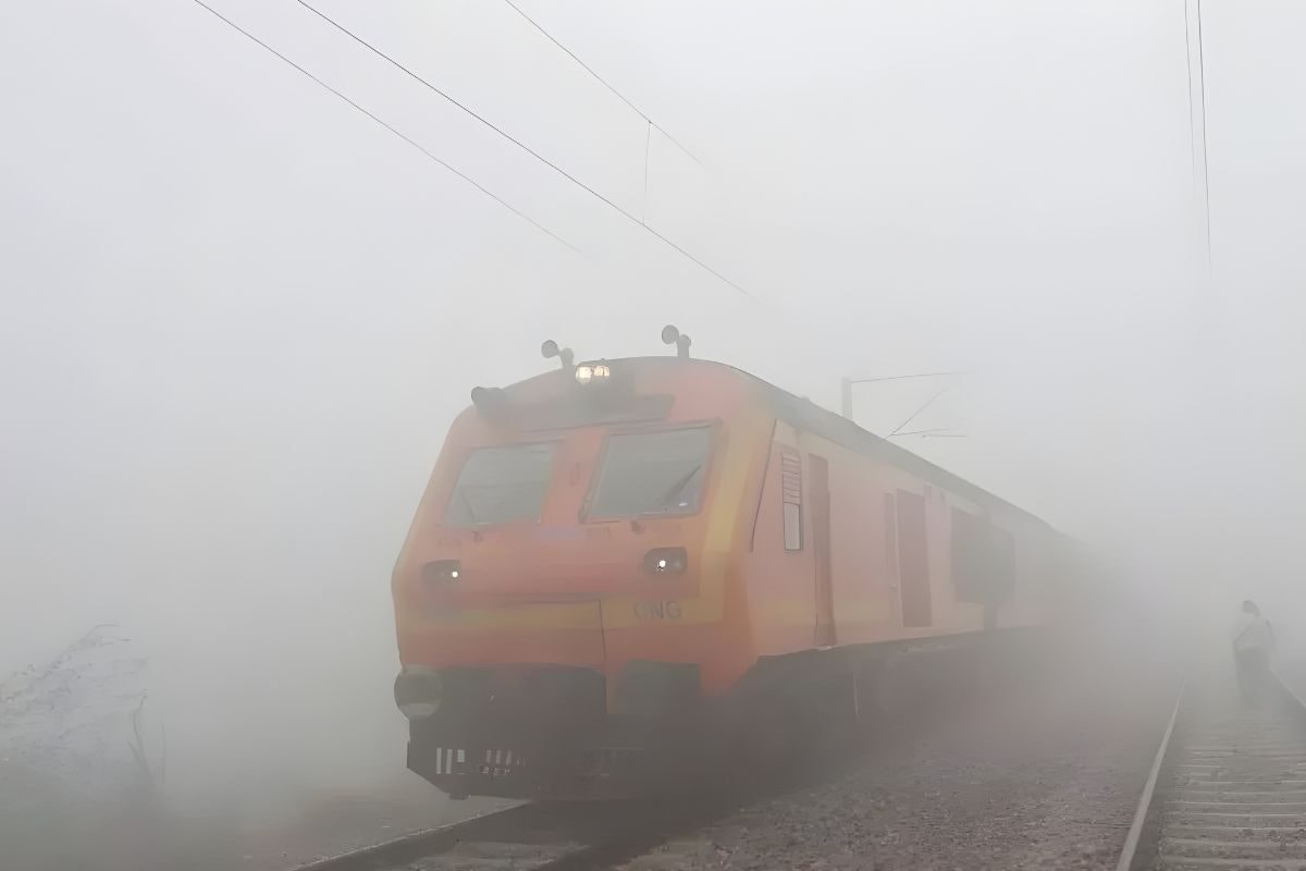 घने कोहरे 100 से ज्‍यादा ट्रेनें सात घंटे तक लेट यहां देखें ट्रेनों की लिस्‍ट
