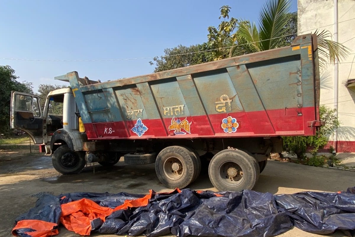 हाइवा ड्राइवर को लगा रास्ता साफ है, पीछे पड़ी पुलिस तो निकल आई 'नीचे' की कहानी