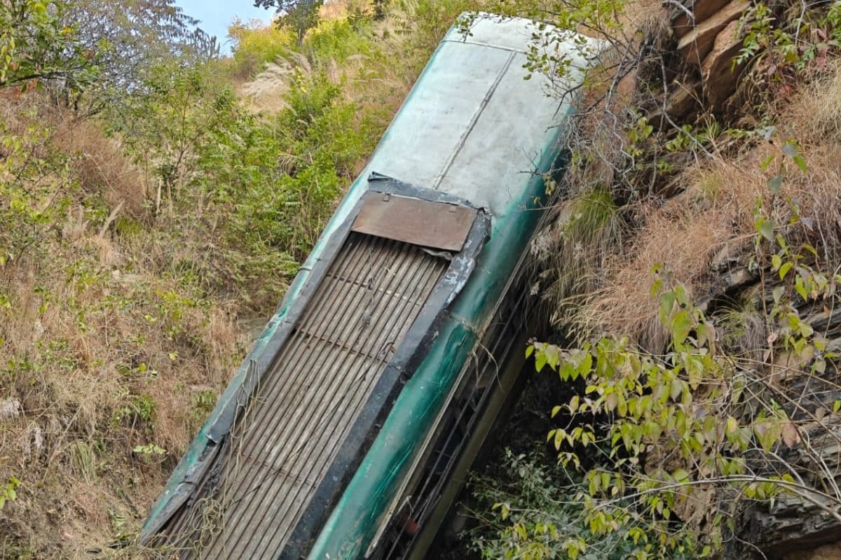 अल्मोड़ा में बड़ा हादसा, गहरी खाई में गिरी बस, 7 यात्रियों की मौत