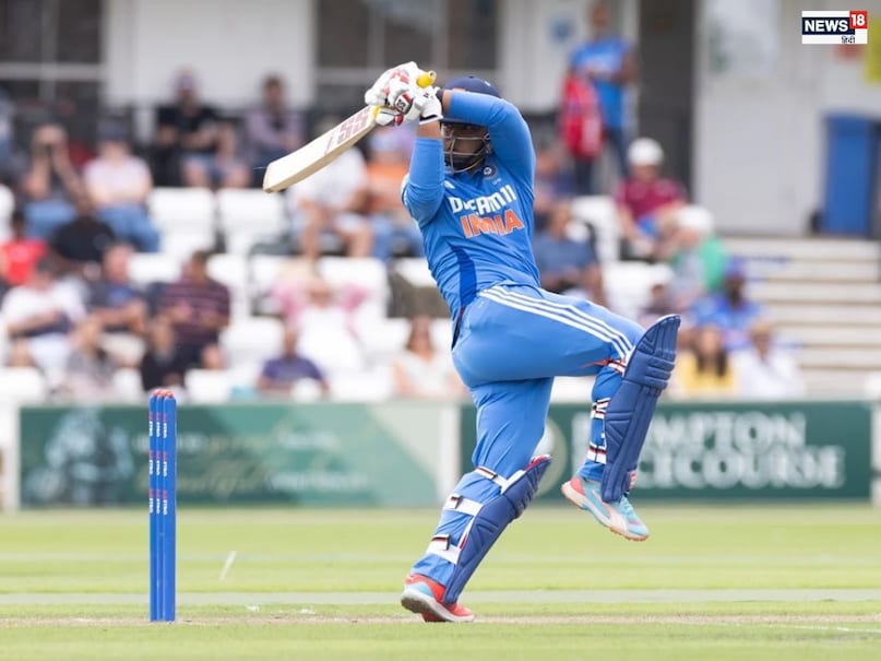 Vaibhav Suryavanshi, sachin Tendulkar, Ajit agarkar, Shashi Tharoor, Vaibhav Suryavanshi Century, Vaibhav Suryavanshi century Vijay hazare trophy, Vaibhav Suryavanshi hundred, Vaibhav Suryavanshi hits hundred, Vijay hazare trophy, वैभव सूर्यवंशी, वैभव सूर्यवंशी शतक, वैभव सूर्यवंशी सेंचुरी विजय हजारे ट्रॉफी,शशि थरुर 