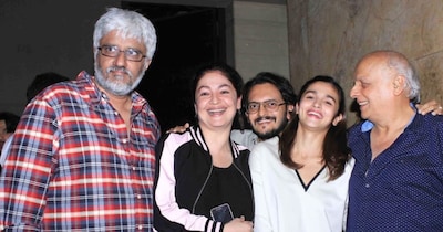 नई दिल्ली: मशहूर डायरेक्टर विक्रम भट्ट ने 'गुलाम', 'राज' जैसी यादगार फिल्में बनाई हैं. वे बॉलीवुड का बड़ा नाम हैं और मशहूर फिल्मी परिवार से ताल्लुक रखते हैं. उन्होंने सिनेमा से मोटा पैसा कमाया है, लेकिन अब उनका और उनकी पत्नी का नाम 30 करोड़ की धोखाधड़ी में सामने आया है. उन्हें आईवीएफ-फ्रॉड केस में पुलिस ने गिरफ्तार किया है. पुलिस हफ्ते भर पहले डायरेक्टर, उनकी पत्नी श्वेतांबरी और छह अन्य लोगों के खिलाफ लुकआउट नोटिस जारी किया था. उन पर 'इंदिरा ग्रुप ऑफ कंपनीज' के फाउंडर डॉ. अजय मुर्डिया के साथ 30 करोड़ रुपये की धोखाधड़ी का आरोप है. (फोटो साभार: IMDb)