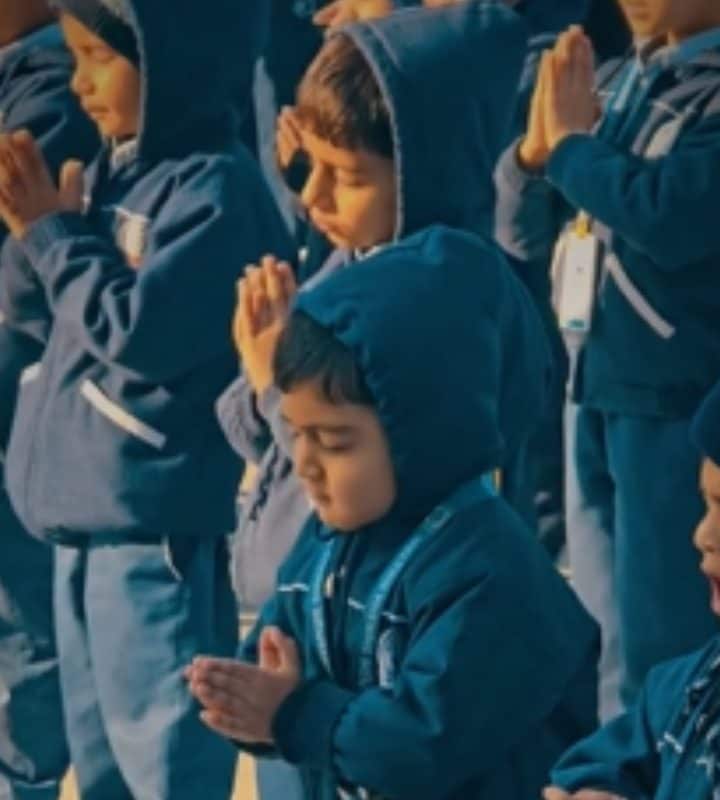 Video: हाथ जोड़कर प्रार्थना में झूमता मासूम वीडियो देख लोग बोले मिनी गुलशन कुमार