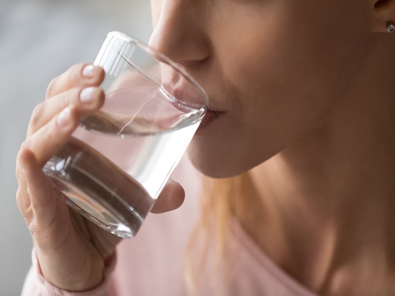 यूरिक एसिड को कम करने के लिए क्या करें: डॉ. बताते हैं कि यूरिक एसिड को कम करने के लिए सबसे पहले ज्यादा से ज्यादा पानी पिए ताकि खून में यूरिक एसिड की मात्रा बढ़े तो यह आसानी से पेशाब के रास्ते बाहर आ सके. दिनभर में 2.5–3 लीटर पानी पिएं. दूध भी फुल क्रीम न खाएं. लो-फैट दूध, दही, छाछ जैसे डेयरी उत्पाद लें, इसके बजाय फल-सब्ज़ियां खाएं, खासकर चेरी, सेब, पपीता, नींबू, आंवला, खीरा इसके लिए परफेक्ट है. (सांकेतिक तस्वीर)