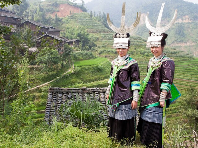 यहां दांतों से काटकर करते हैं प्यार का इजहार, अजीबोगरीब है ये परंपरा