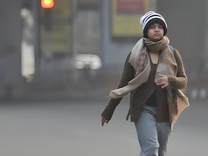 दिल्ली समेत कई राज्यों में घने कोहरे की चेतावनी जारी की गई है.