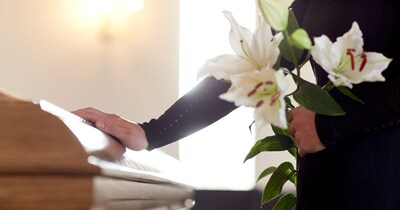 महिला की बहन ने जब उसका चेहरा आखिरी बार देखने के लिए ताबूत खुलवाया तो वो जिंदा हो गई. (प्रतीकात्मक फोटो: Canva)