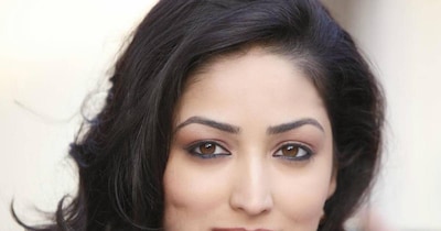 नई दिल्ली. बॉलीवुड की चर्चित जोड़ी यामी गौतम धर और फिल्ममेकर आदित्य धर इन दिनों खूब चर्चा में हैं. जहां यामी नवंबर में रिलीज हुई फिल्म हक में अपनी दमदार एक्टिंग से लोगों का और समीक्षकों का दिल जीत ले गई थी, वहीं आदित्य धर की फिल्म धुरंधर से छाए हुए हैं. उनकी फिल्म ने बॉक्स ऑफिस पर जबरदस्त सफलता के झंडे गाड़ दिए हैं. रणवीर सिंह, अक्षय खन्ना स्टारर इस फिल्म ने पठान, जवान और एनिमल जैसी ब्लॉकबस्टर फिल्मों को भी पीछे छोड़ते हुए नए रिकॉर्ड बनाए.