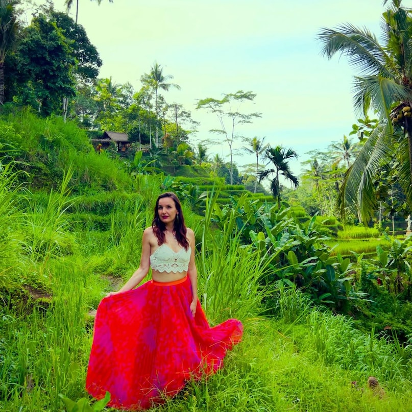 जुजाना कहती हैं कि, अफ्रीकी देशों के हवाई अड्डों पर उनसे बिना कारण पैसे मांगे गए, पुलिस द्वारा रोका गया और मॉरिटानिया में आयरन ट्रेन से यात्रा के बाद रेगिस्तान के बीच छोड़ दिया गया. इसके बावजूद, हर कठिन परिस्थिति में उसी देश का कोई न कोई स्थानीय व्यक्ति मदद के लिए आगे आया. ज़ुज़ाना ने कहा कि वे इन सभी मददगार लोगों की हमेशा आभारी रहेंगी.  (Image- zuzanas_adventures/insta)