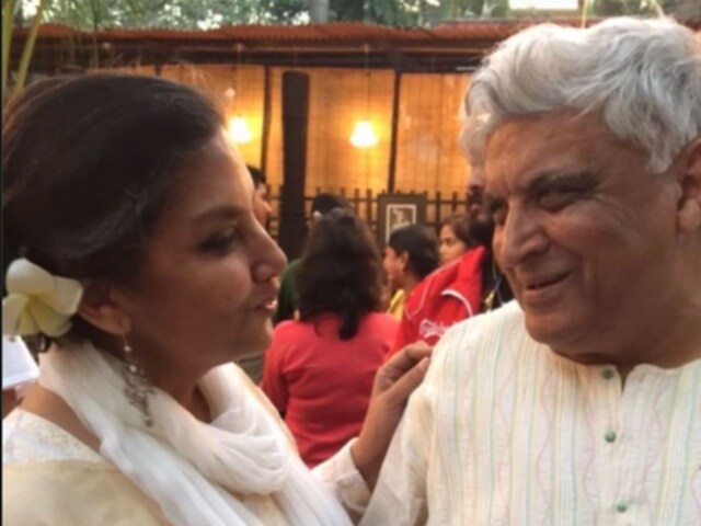 एक दूसरे की आंखों में डूबे शबाना आजमी और जावेद अख्तर, देखिए पोस्ट