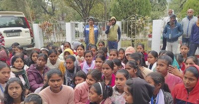 शिवहर डीएम ऑफिस में छात्राओं का प्रदर्शन.