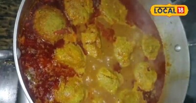 कश्मीरी लाल मिर्च पाउडर का इस्तेमाल ग्रेवी को तीखा बनाए बिना आकर्षक रंग देता है, जबकि कसूरी मेथी और गरम मसाले का आखिरी तड़का इसे रेस्टोरेंट जैसा स्वाद प्रदान करता है. जब स्टीम किए हुए कोफ्ते इस उबलती ग्रेवी में डाले जाते हैं, तो मसालों का स्वाद धीरे-धीरे उनके अंदर तक समा जाता है.