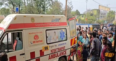 सड़क हादसे में एक बच्ची की मौत हो गई.