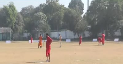 खिलाड़ी धोती-कुर्ता पहन क्रिकेट खेल रहे हैं.