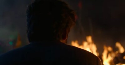 नई दिल्ली. बॉलीवुड में जब भी दर्दभरी प्रेम कहानियों और ऐसी फिल्मों की बात होती है जो दर्शकों को सिनेमाहॉल में फूट-फूटकर रोने पर मजबूर कर दें, तो आनंद एल राय का नाम सबसे ऊपर आता है. आनंद एल राय ने अपनी आइकॉनिक फिल्म रांझणा की विरासत को आगे बढ़ाते हुए साल 2025 में 'तेरे इश्क में' लेकर आए. 